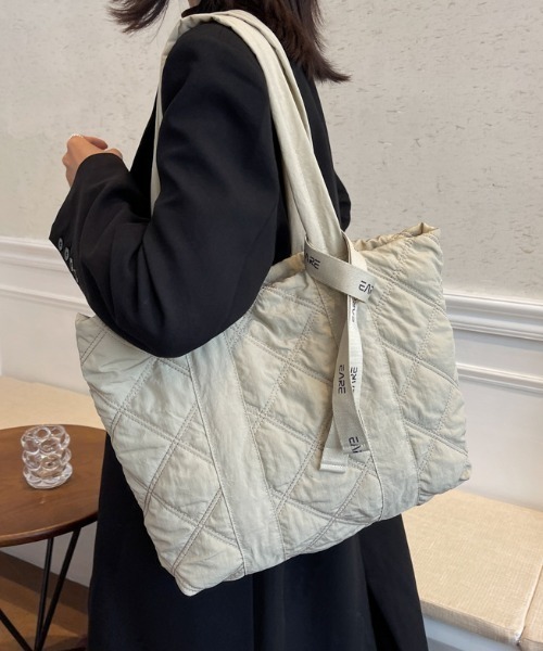 COCOMOMO(ココモモ)の「大容量 キルティング トートバッグ ロゴリボン付き ファスナー付き(トートバッグ・レディース・グレー/グリーン/ワインレッド/イエロー/オレンジ/アイボリー/ブラック・FREE)」の2枚目の写真