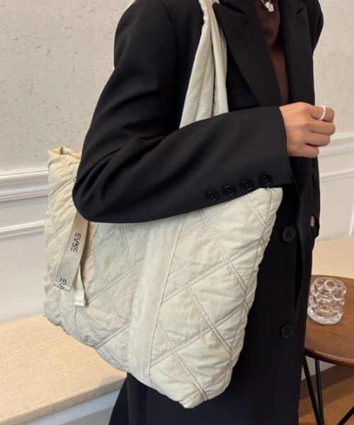 COCOMOMO(ココモモ)の「大容量 キルティング トートバッグ ロゴリボン付き ファスナー付き(トートバッグ・レディース・グレー/グリーン/ワインレッド/イエロー/オレンジ/アイボリー/ブラック・FREE)」の14枚目の写真