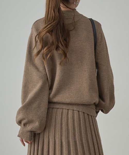 HUG.U(ハグユー)の「3点セット ぽわん袖トップス プリーツスカート ベルト ニットセットアップ(セットアップ・レディース・ダークグリーン/ダークブラウン/ライトグレー/ブラック・FREE)」の9枚目の写真