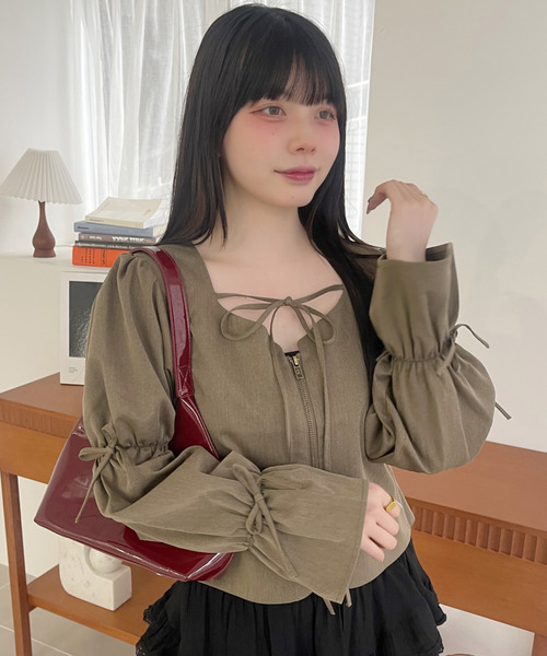 Ada.(エイダ)の「ハートネック キャンディースリーブ リボンデザイン ジップ ブラウス ジャケット(シャツ/ブラウス・レディース・ブラック/グレー/ブラウン・FREE)」の3枚目の写真
