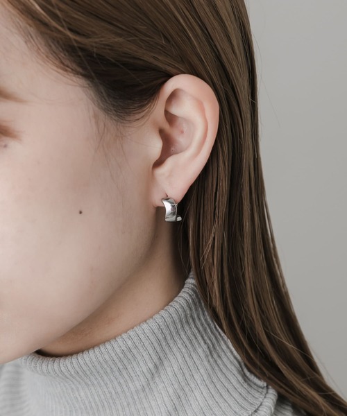 SMELLY(スメリー)の「ニュアンスフープワンタッチピアス(ピアス(両耳用)・レディース・シルバー・-)」の2枚目の写真