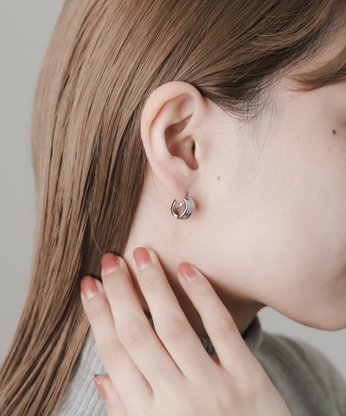 SMELLY(スメリー)の「ニュアンスフープワンタッチピアス(ピアス(両耳用)・レディース・シルバー・-)」の4枚目の写真