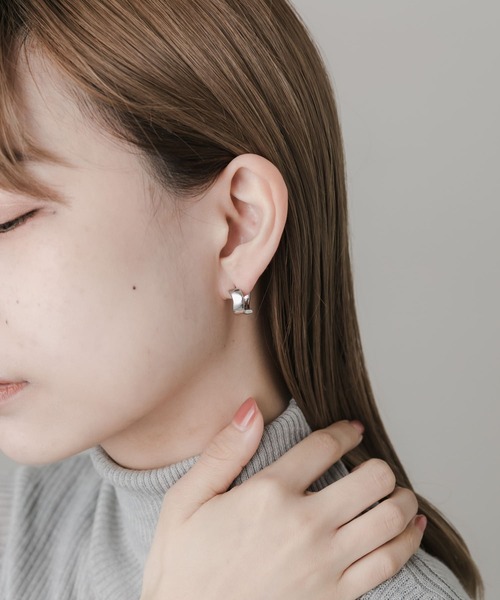 SMELLY(スメリー)の「ニュアンスフープワンタッチピアス(ピアス(両耳用)・レディース・シルバー・-)」の5枚目の写真