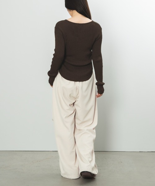 SENEE（セニー）の「square decolletage knit tops（スクエアデコルテニットトップス）（Tシャツ/カットソー・レディース・ベージュ/カーキ/ブルー・FREE）」の12枚目の写真