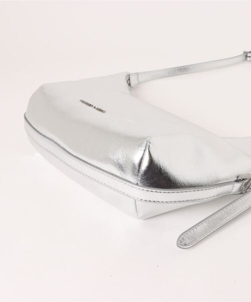 CHARLES & KEITH(チャールズ & キース)の「Bryna ブライナ カーブホーボーバッグ(ショルダーバッグ・レディース・シルバー/スミクロ/クリーム/ワインレッド・M)」の16枚目の写真