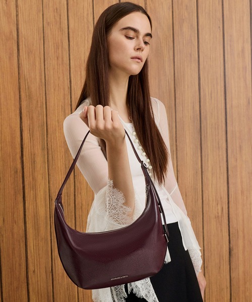 CHARLES & KEITH(チャールズ & キース)の「Bryna ブライナ カーブホーボーバッグ(ショルダーバッグ・レディース・シルバー/スミクロ/クリーム/ワインレッド・M)」の3枚目の写真