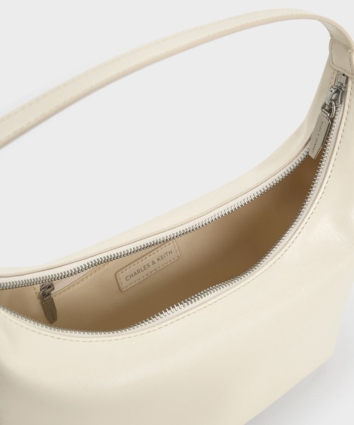 CHARLES & KEITH(チャールズ & キース)の「Bryna ブライナ カーブホーボーバッグ(ショルダーバッグ・レディース・シルバー/スミクロ/クリーム/ワインレッド・M)」の8枚目の写真