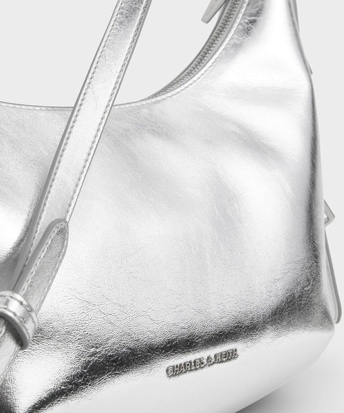 CHARLES & KEITH(チャールズ & キース)の「Bryna ブライナ カーブホーボーバッグ(ショルダーバッグ・レディース・シルバー/スミクロ/クリーム/ワインレッド・M)」の14枚目の写真