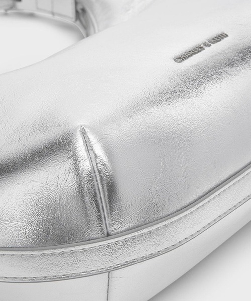 CHARLES & KEITH(チャールズ & キース)の「Bryna ブライナ カーブホーボーバッグ(ショルダーバッグ・レディース・シルバー/スミクロ/クリーム/ワインレッド・M)」の15枚目の写真