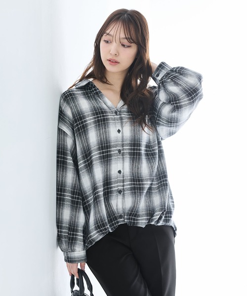 INGNI(イング)の「バックレースアップチェック柄裾タックシャツ(シャツ/ブラウス・レディース・ホワイト系2/ホワイト系その他2/ネイビー系2・M)」の1枚目の写真