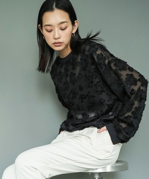 mili an deni(ミリアンデニ)の「シアー花柄プルオーバー(シャツ/ブラウス・レディース・アイボリー/ブラック・M)」の7枚目の写真