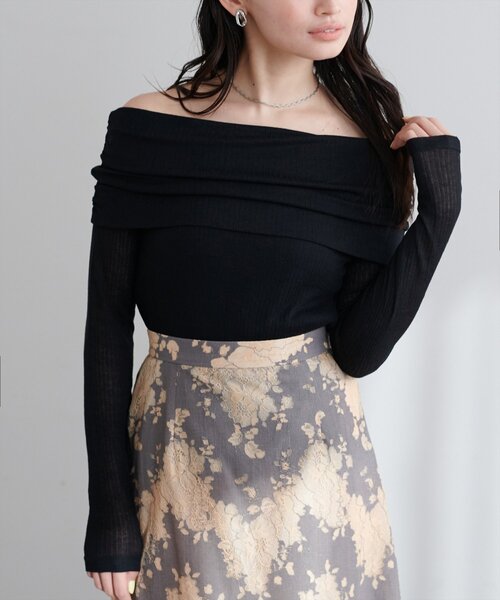 natural couture(ナチュラルクチュール)の「シアーギャザーオフショルプルオーバー(Tシャツ/カットソー・レディース・ネイビー/ブラック/ピンクベージュ/オフホワイト・FREE)」の6枚目の写真