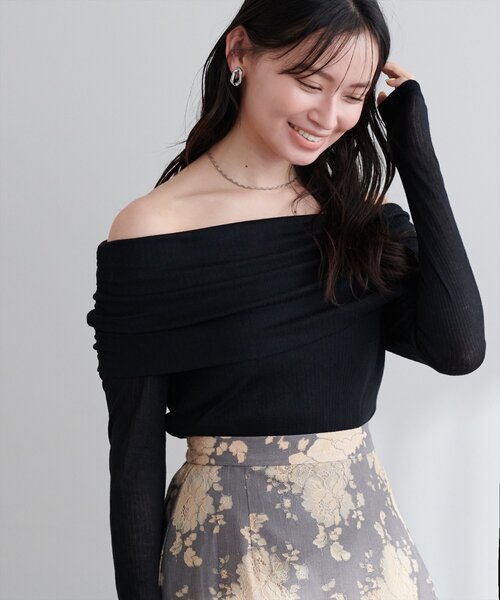 natural couture(ナチュラルクチュール)の「シアーギャザーオフショルプルオーバー(Tシャツ/カットソー・レディース・ネイビー/ブラック/ピンクベージュ/オフホワイト・FREE)」の7枚目の写真