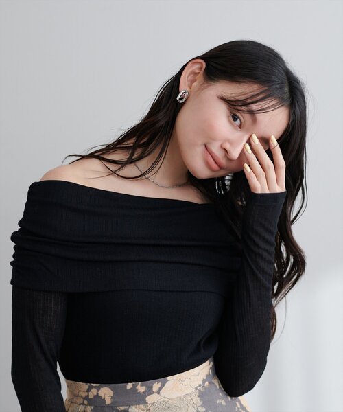 natural couture(ナチュラルクチュール)の「シアーギャザーオフショルプルオーバー(Tシャツ/カットソー・レディース・ネイビー/ブラック/ピンクベージュ/オフホワイト・FREE)」の8枚目の写真