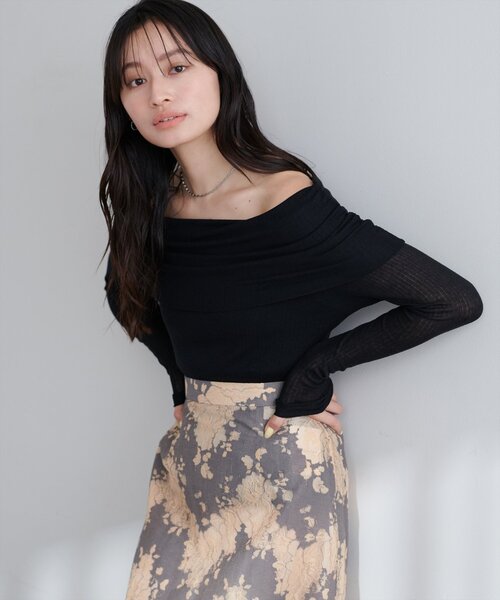 natural couture(ナチュラルクチュール)の「シアーギャザーオフショルプルオーバー(Tシャツ/カットソー・レディース・ネイビー/ブラック/ピンクベージュ/オフホワイト・FREE)」の9枚目の写真