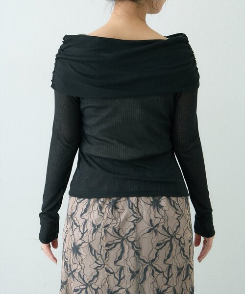 natural couture(ナチュラルクチュール)の「シアーギャザーオフショルプルオーバー(Tシャツ/カットソー・レディース・ネイビー/ブラック/ピンクベージュ/オフホワイト・FREE)」の13枚目の写真