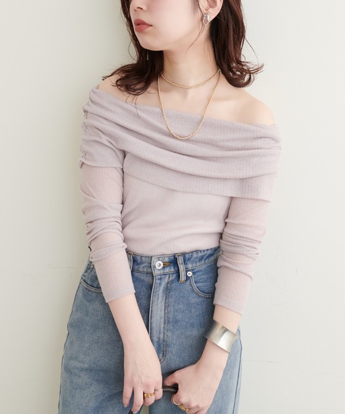 natural couture(ナチュラルクチュール)の「シアーギャザーオフショルプルオーバー(Tシャツ/カットソー・レディース・ネイビー/ブラック/ピンクベージュ/オフホワイト・FREE)」の4枚目の写真
