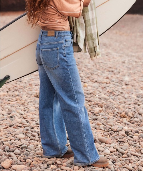 ROXY(ロキシー)の「SURF ON CLOUD HIGH S /ロキシーワイドデニムパンツ(デニムパンツ・レディース・ブルー・25inch/26inch/27inch/24inch/28inch)」の2枚目の写真