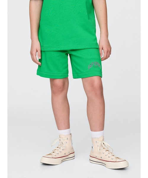 GAP(ギャップ)の「リラックス GAPロゴ グラフィック プルオンショートパンツ (キッズ)(スウェットパンツ・キッズ・ブルー/グリーン/オフホワイト/ブラック・110cm/120cm/130cm/140cm/150cm/160cm)」の1枚目の写真
