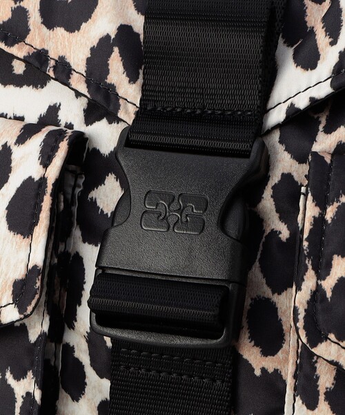 GANNI（ガニー）の「GANNI/ガニー Recycled Tech Backpack / A4755 / A4757 / ロゴ バックパック / A4（バックパック/リュック・レディース・レオパード/ブラック・ONE SIZE）」の17枚目の写真