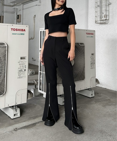 LVEU.(ラブユ.)の「【LVEU.】ベルトチョーカーニットトップス / トップス ベルト ハイネック オープンネック カットソー クロップド ショート ブラック(Tシャツ/カットソー・レディース・ブラック・FREE)」の2枚目の写真