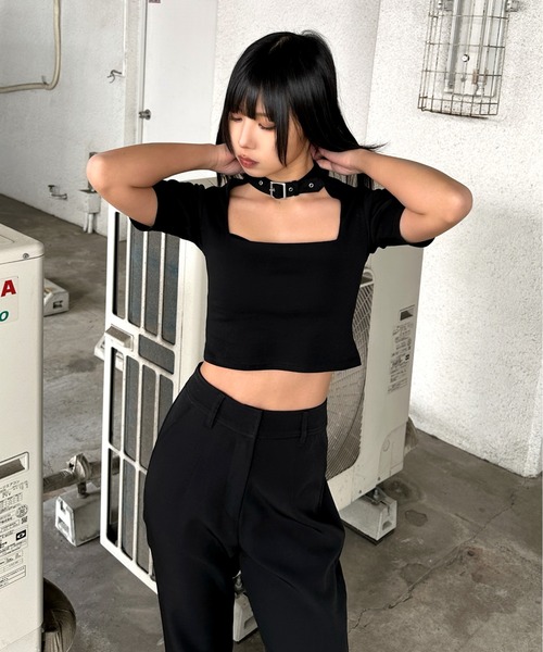 LVEU.(ラブユ.)の「【LVEU.】ベルトチョーカーニットトップス / トップス ベルト ハイネック オープンネック カットソー クロップド ショート ブラック(Tシャツ/カットソー・レディース・ブラック・FREE)」の4枚目の写真