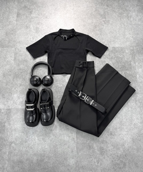 LVEU.(ラブユ.)の「【LVEU.】ベルトチョーカーニットトップス / トップス ベルト ハイネック オープンネック カットソー クロップド ショート ブラック(Tシャツ/カットソー・レディース・ブラック・FREE)」の11枚目の写真