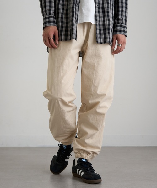 BEIMAR(ビーマー)の「【BEIMAR】ウォーターリパレントライントラックパンツ ナイロンパンツ 撥水 ゴープコア BMWB103MTP MURS(スウェットパンツ・メンズ・クリーム/ブラック/ブルー・XL/L/M/S/2XL)」の2枚目の写真