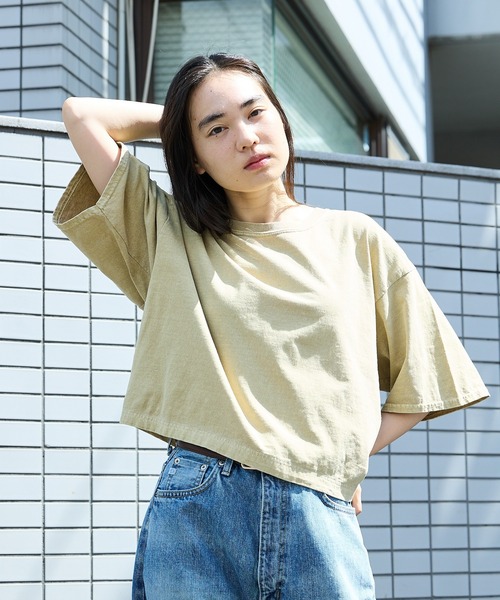 GILDAN(ギルダン)の「ピグメントダイカットオフTシャツ クロップドTシャツ 半袖Tシャツ 秋物 秋服 2026年秋冬(Tシャツ/カットソー・レディース・ブラウン/ベージュ/ブラック・FREE)」の1枚目の写真