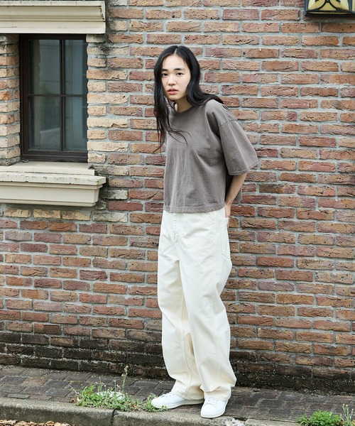 GILDAN(ギルダン)の「ピグメントダイカットオフTシャツ クロップドTシャツ 半袖Tシャツ 秋物 秋服 2026年秋冬(Tシャツ/カットソー・レディース・ブラウン/ベージュ/ブラック・FREE)」の3枚目の写真