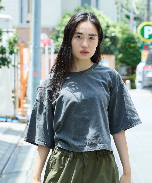 GILDAN(ギルダン)の「ピグメントダイカットオフTシャツ クロップドTシャツ 半袖Tシャツ 秋物 秋服 2026年秋冬(Tシャツ/カットソー・レディース・ブラウン/ベージュ/ブラック・FREE)」の2枚目の写真