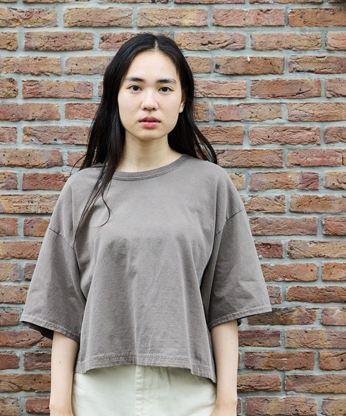 GILDAN(ギルダン)の「ピグメントダイカットオフTシャツ クロップドTシャツ 半袖Tシャツ 秋物 秋服 2026年秋冬(Tシャツ/カットソー・レディース・ブラウン/ベージュ/ブラック・FREE)」の9枚目の写真