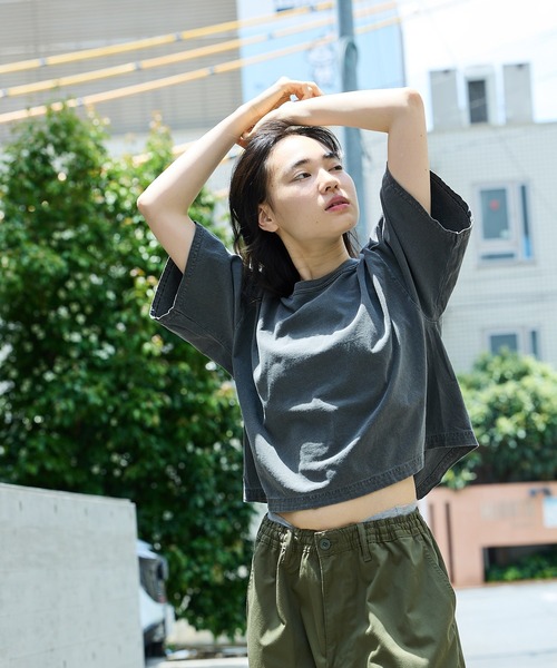 GILDAN(ギルダン)の「ピグメントダイカットオフTシャツ クロップドTシャツ 半袖Tシャツ 秋物 秋服 2026年秋冬(Tシャツ/カットソー・レディース・ブラウン/ベージュ/ブラック・FREE)」の6枚目の写真