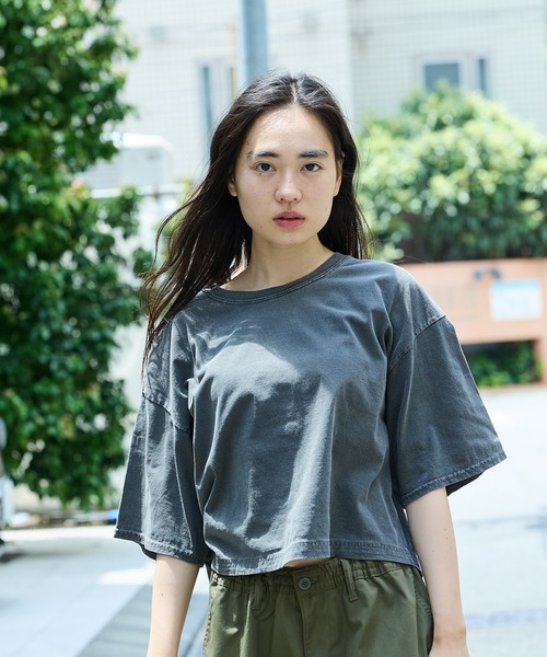 GILDAN(ギルダン)の「ピグメントダイカットオフTシャツ クロップドTシャツ 半袖Tシャツ 秋物 秋服 2026年秋冬(Tシャツ/カットソー・レディース・ブラウン/ベージュ/ブラック・FREE)」の5枚目の写真