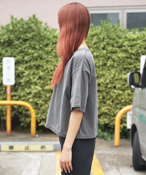 GILDAN(ギルダン)の「ピグメントダイカットオフTシャツ クロップドTシャツ 半袖Tシャツ 秋物 秋服 2026年秋冬(Tシャツ/カットソー・レディース・ブラウン/ベージュ/ブラック・FREE)」の22枚目の写真