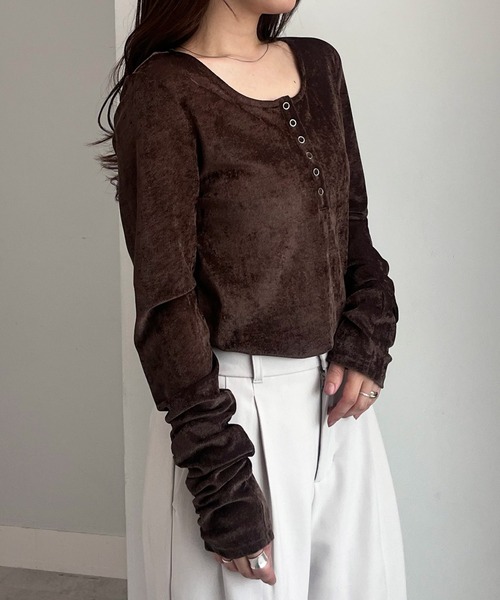 solleim（ソルレム）の「［26SS新色追加］シアーベロアヘンリーネックロンT（Tシャツ/カットソー・レディース・アイボリー/ブラック/グレー/ブラウン/ピンク/ライトグリーン・M/L）」の4枚目の写真