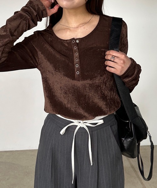 solleim（ソルレム）の「［26SS新色追加］シアーベロアヘンリーネックロンT（Tシャツ/カットソー・レディース・アイボリー/ブラック/グレー/ブラウン/ピンク/ライトグリーン・M/L）」の15枚目の写真