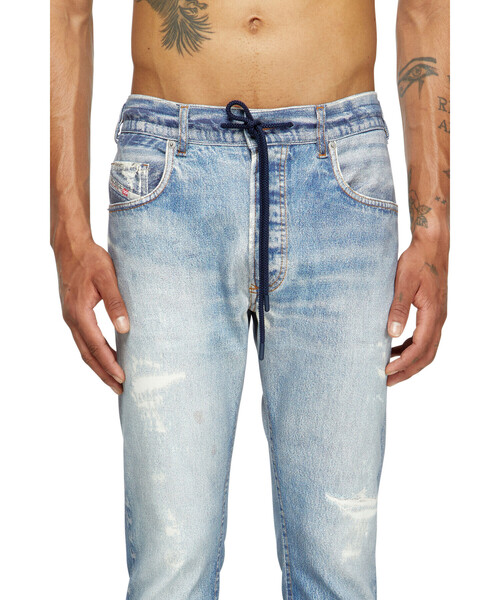 DIESEL(ディーゼル)の「メンズ デニムパンツ ジョグジーンズ 2032 D-KROOLEY-B JOGG(デニムパンツ・メンズ・ライトインディゴブルー・30inch/28inch/34inch/32inch/36inch)」の4枚目の写真