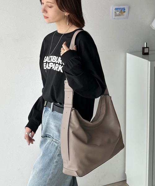 classicalelf（クラシカルエルフ）の「通勤、通学、旅行にもってこいの、軽やか大容量バッグ！ワイドストラップ ソフトスムースマルチウェイビッグバッグ（ショルダーバッグ・レディース・ベージュ系/ブラック・ONE SIZE）」の10枚目の写真