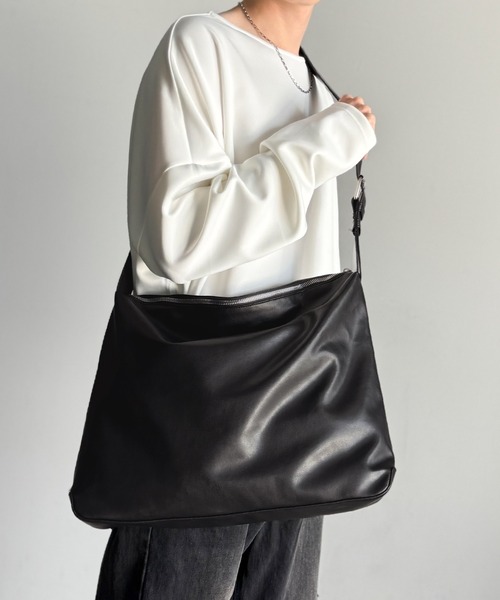 classicalelf（クラシカルエルフ）の「通勤、通学、旅行にもってこいの、軽やか大容量バッグ！ワイドストラップ ソフトスムースマルチウェイビッグバッグ（ショルダーバッグ・レディース・ベージュ系/ブラック・ONE SIZE）」の3枚目の写真