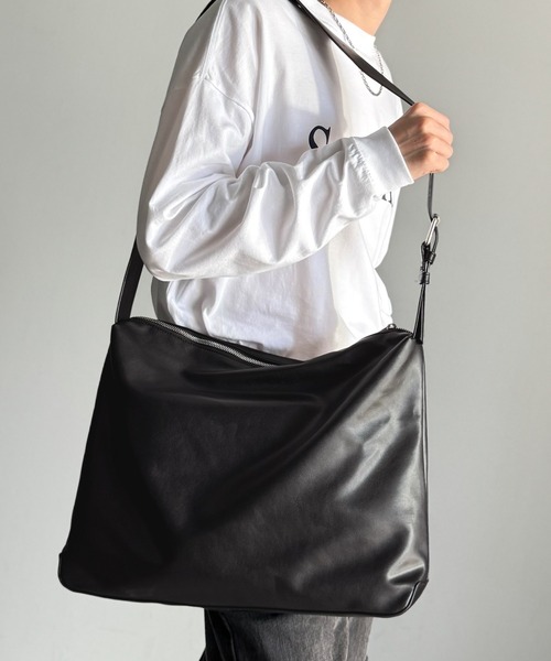 classicalelf（クラシカルエルフ）の「通勤、通学、旅行にもってこいの、軽やか大容量バッグ！ワイドストラップ ソフトスムースマルチウェイビッグバッグ（ショルダーバッグ・レディース・ベージュ系/ブラック・ONE SIZE）」の8枚目の写真