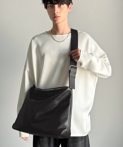 classicalelf（クラシカルエルフ）の「通勤、通学、旅行にもってこいの、軽やか大容量バッグ！ワイドストラップ ソフトスムースマルチウェイビッグバッグ（ショルダーバッグ・レディース・ベージュ系/ブラック・ONE SIZE）」の4枚目の写真