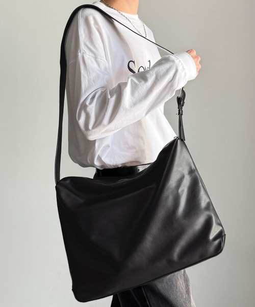 classicalelf（クラシカルエルフ）の「通勤、通学、旅行にもってこいの、軽やか大容量バッグ！ワイドストラップ ソフトスムースマルチウェイビッグバッグ（ショルダーバッグ・レディース・ベージュ系/ブラック・ONE SIZE）」の7枚目の写真