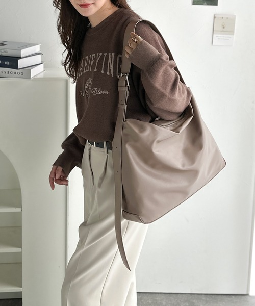 classicalelf（クラシカルエルフ）の「通勤、通学、旅行にもってこいの、軽やか大容量バッグ！ワイドストラップ ソフトスムースマルチウェイビッグバッグ（ショルダーバッグ・レディース・ベージュ系/ブラック・ONE SIZE）」の12枚目の写真
