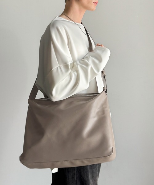 classicalelf（クラシカルエルフ）の「通勤、通学、旅行にもってこいの、軽やか大容量バッグ！ワイドストラップ ソフトスムースマルチウェイビッグバッグ（ショルダーバッグ・レディース・ベージュ系/ブラック・ONE SIZE）」の16枚目の写真