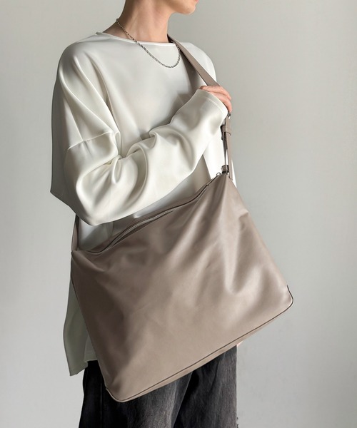 classicalelf（クラシカルエルフ）の「通勤、通学、旅行にもってこいの、軽やか大容量バッグ！ワイドストラップ ソフトスムースマルチウェイビッグバッグ（ショルダーバッグ・レディース・ベージュ系/ブラック・ONE SIZE）」の17枚目の写真