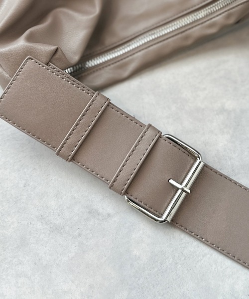 classicalelf（クラシカルエルフ）の「通勤、通学、旅行にもってこいの、軽やか大容量バッグ！ワイドストラップ ソフトスムースマルチウェイビッグバッグ（ショルダーバッグ・レディース・ベージュ系/ブラック・ONE SIZE）」の20枚目の写真