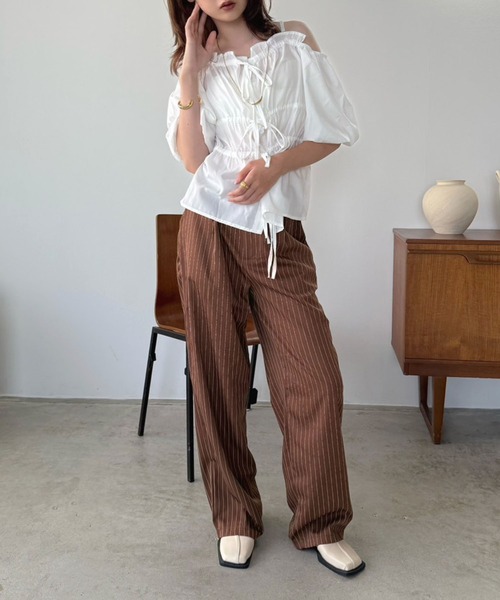 Jewelobe(ジュエローブ)の「バルーンスリーブオフショルギャザートップス(シャツ/ブラウス・レディース・ホワイト/ブラウン・FREE)」の7枚目の写真
