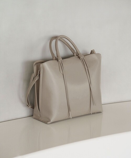 green label relaxing(グリーンレーベルリラクシング)の「【WEB限定】2WAYタッセルハンドル A4 トートバッグ / ショルダーバッグ(トートバッグ・レディース・ナチュラル/ブラック/ライトグレー・FREE)」の1枚目の写真