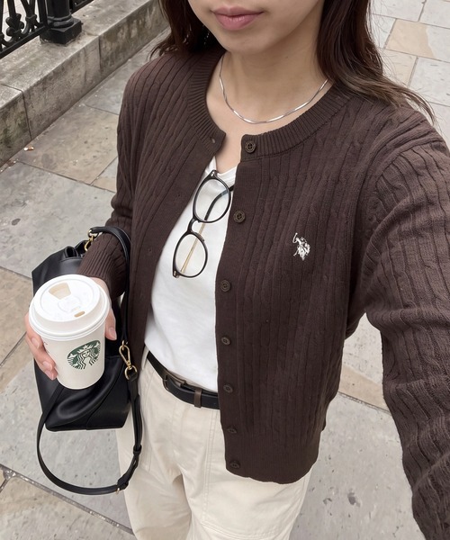 U.S. POLO ASSN.(ユーエスポロアッスン)の「【U.S. POLO ASSN.】26AW新色入荷 ワンポイントロゴ ポニー刺繍 ミニケーブルカーディガン(カーディガン/ボレロ・レディース・グレー/ワイン/アイボリー/ブラック/ネイビー/ブラウン・L/M)」の4枚目の写真